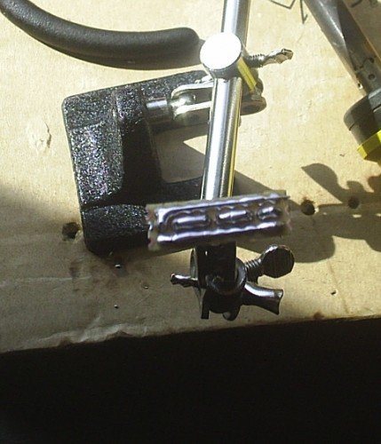 In der Mitte Led's + Vorwiderstand. Obere Bahn Masse / Untere Bahn + 12V