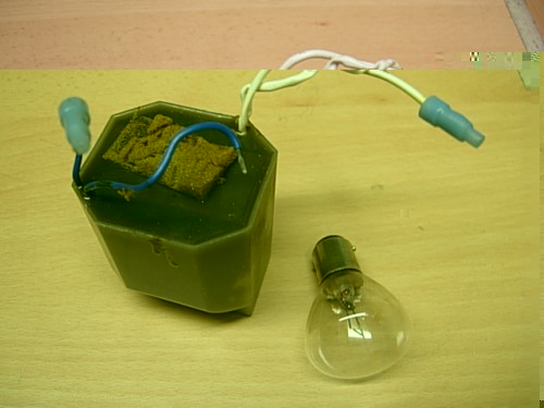 Hier das, was vorher drin war, ein 6V Trafo und eine 6V 15W Glühbirne.