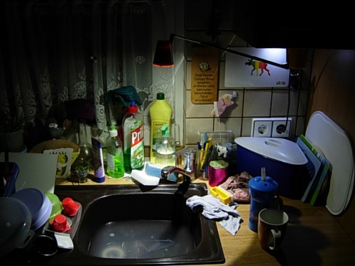 Hier, noch besser zu erkennen, duch den Schirm hat man einen richtigen Lichtkegel direkt auf die Spühle.