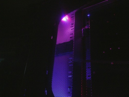 Von der Front aus gesehen die rechte seite mit den drei Blauen unten angebrachten LED's und oben zwei roten mit einer Blauen gemischten LED.