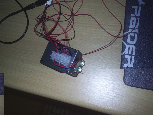 zum Anschließen der leisten und der Auto Spannung dienen Lüsterklemmen