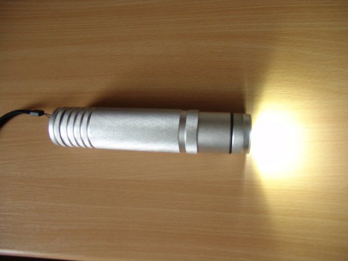2.jpg (72.12 KiB) 13928 mal betrachtet Taschenlampe eingeschaltet, Reflektor abgeschraubt.