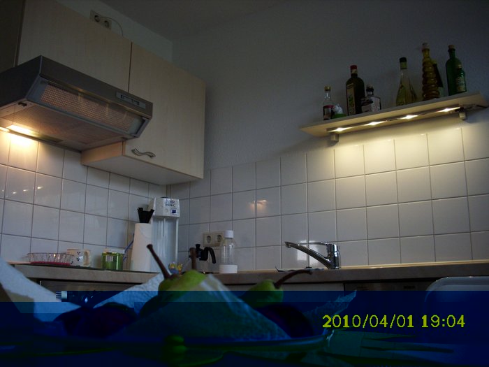 DSCI0260_cut.jpg (693.7 KiB) 31364 mal betrachtet Vergleich 25W-Kerzen-Glühlampe vs. 5,6-Watt (ab Steckdose) LED-Leiste (4x Cree XR-E @ 350 mA, 4,5W gehen in die LEDs + KSQ, 380-390 mW davon in die KSQ, wobei davon wiederum allein 300 mW in den Basis-Vorwiderstand des PNP-Transistors gehen...)<br /><br />Die LED-Leiste is heller als die Glühlampe und das weiß ist etwas soviel neutralweißer als es auf dem Fotos wirkt, wie die Glühlampe warmweiße ist, als sie auf dem Foto wirkt :-)
