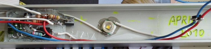 DSCI0240_cut.jpg (308.35 KiB) 16594 mal betrachtet Eine der LEDs + Ultra-Low-Drop-KSQ im Detail, hier habe ich den Shutdown-Anschluss von einem Bild weiter oben durch einen enable-Anschluss ersetzt, da sonst im Shutdown-"Betrieb" ca. 300 mW sinnlos in Wärme umgesetzt worden wären, die ca. 300 mW nimmt die KSQ selbst nun erst dann auf, wenn die Pull-Up-Widerstände über den hier zusätzlich verbauten (PNP-)Transistor (rechts oben) mit 12V verbunden werden.<br />Die 300 mW fallen bei den beiden parallel geschalteten Basis-Vorwiderständen (2x 1,2kOhm) an. Weitere ca. 30 mW am 4k7 pull-up für den MOSFET.