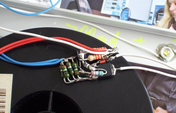 DSCI0236_cut.jpg (794.47 KiB) 31366 mal betrachtet Ultra-Low-Drop-KSQ im Detail --- die KSQ basiert auf meiner Idee der 2-Transistor-KSQ mit 1N4148, im zugehörigen Thread wurde dann eine Schottky-Diode vorgeschlagen und von Beatbuzzer schließlich 2 Schottky-Dioden in Reihe, ich habe noch 5,6 ohm mit in Reihe geschaltet, die 1N4141, die hier zu sehen ist, ist nur für einen Shutdown-Anschluss gedacht und kann entfallen.
