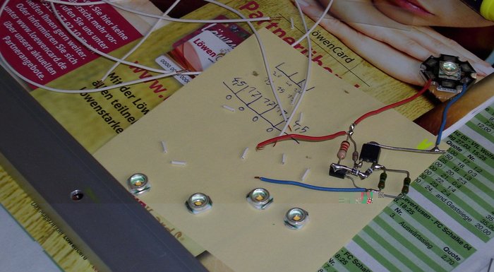 DSCI0040_cut.jpg (410.76 KiB) 16595 mal betrachtet Einige Cree XR-E mit abgeknipsten Ecken (eigentlich nicht notwendig, da die Alu-Leiste eloxiert ist, dem traue ich aber nicht). Beim Abknipsen in einen weitgehend abgedeckten Behälter knipsen, kann sonst ins Auge gehen!!!