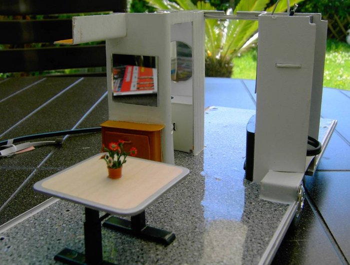 Das Untertei vor dem Zusammenbau. In der Mitte kann man einen Teil der Toilette sehen