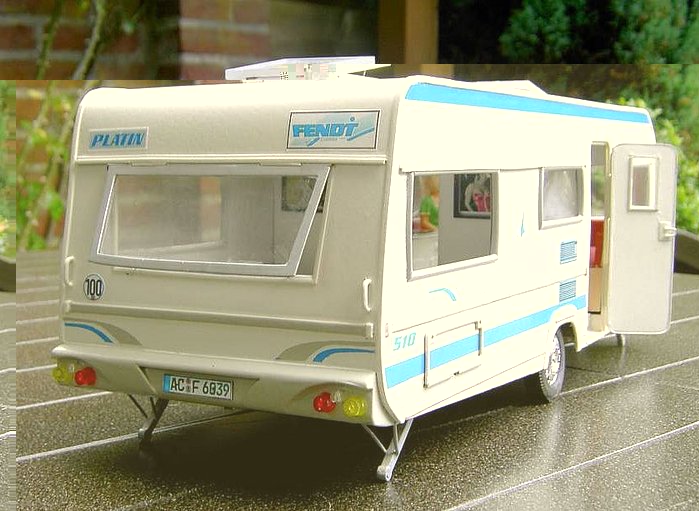 Das Heck des campingwagens mit Nummernschild und Rücklichtern