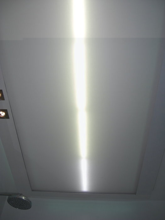 Lichtdecke_Spots_und_Nichia_Superflux_Leiste.JPG