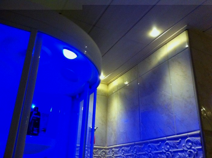 2 Warmweiss und 1 blaues LED in einer serien.