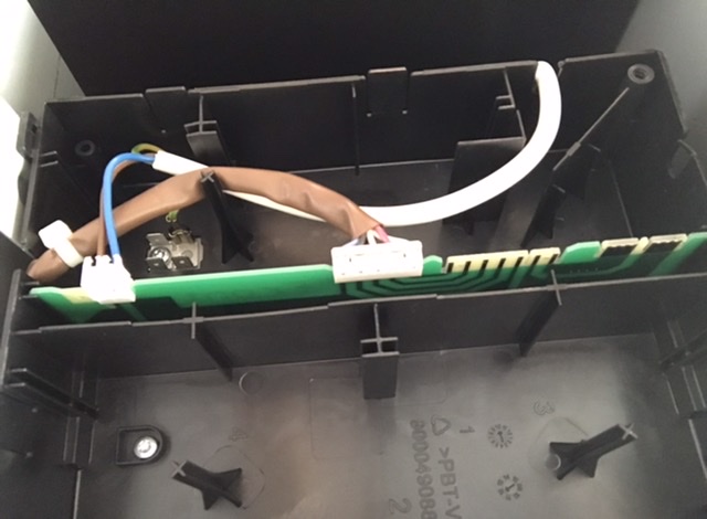 Steuerungsmodul - Anschlüsse v.l.: Strom, Lüfter, Bedienmodul, Leuchten.