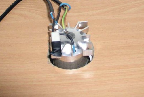 Der Widerstand ist vorn mit Schrumpfschlauch isoliert und der Alu Körper am Schutztkontakt angeschlossen