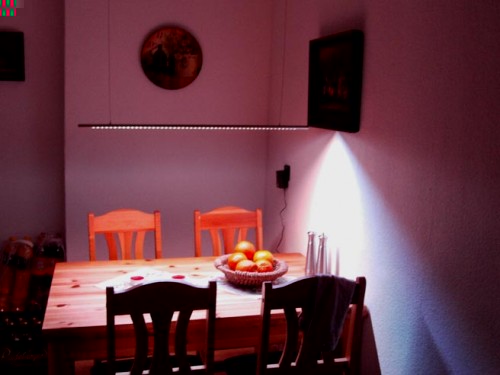 der tatort küchentisch mit pendelleuchte