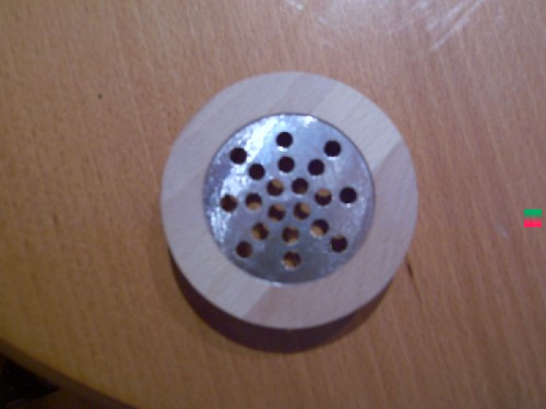 Lampe aus Buche mit Alufolie als Reflektor.